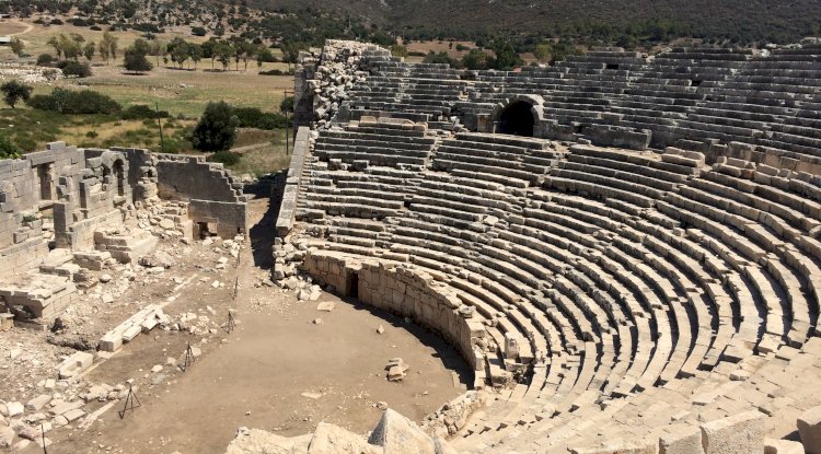 Patara Antik Tiyatrosu - Patara Antik Tiyatro Yan Görünümü